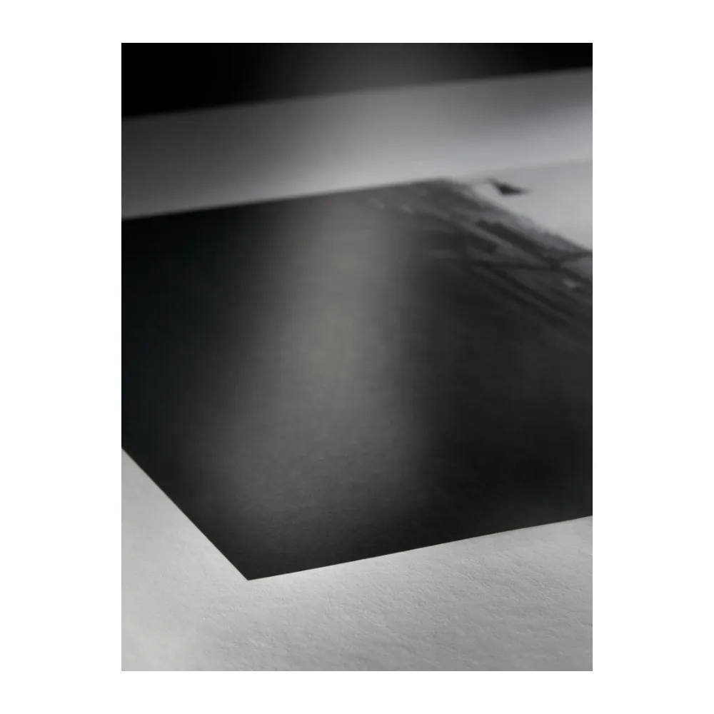 Zbliżenie powierzchni papieru Hahnemühle Photo Rag Matt Baryta 308 g/m² z wydrukiem